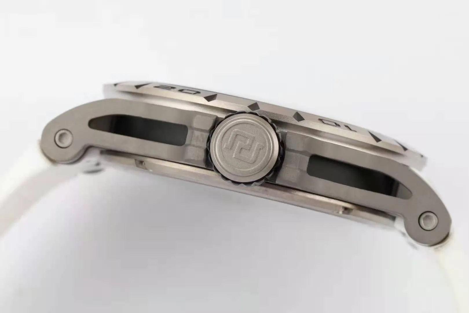 Excalibur Spider squelette tourbillon volant avec bracelet en caoutchouc blanc – Image 8