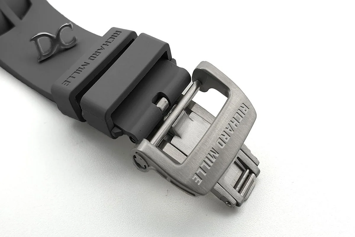 RM 011 Saint Tropez Polo Club céramique ATZ blanche et titane sur bracelet en caoutchouc gris – Image 6
