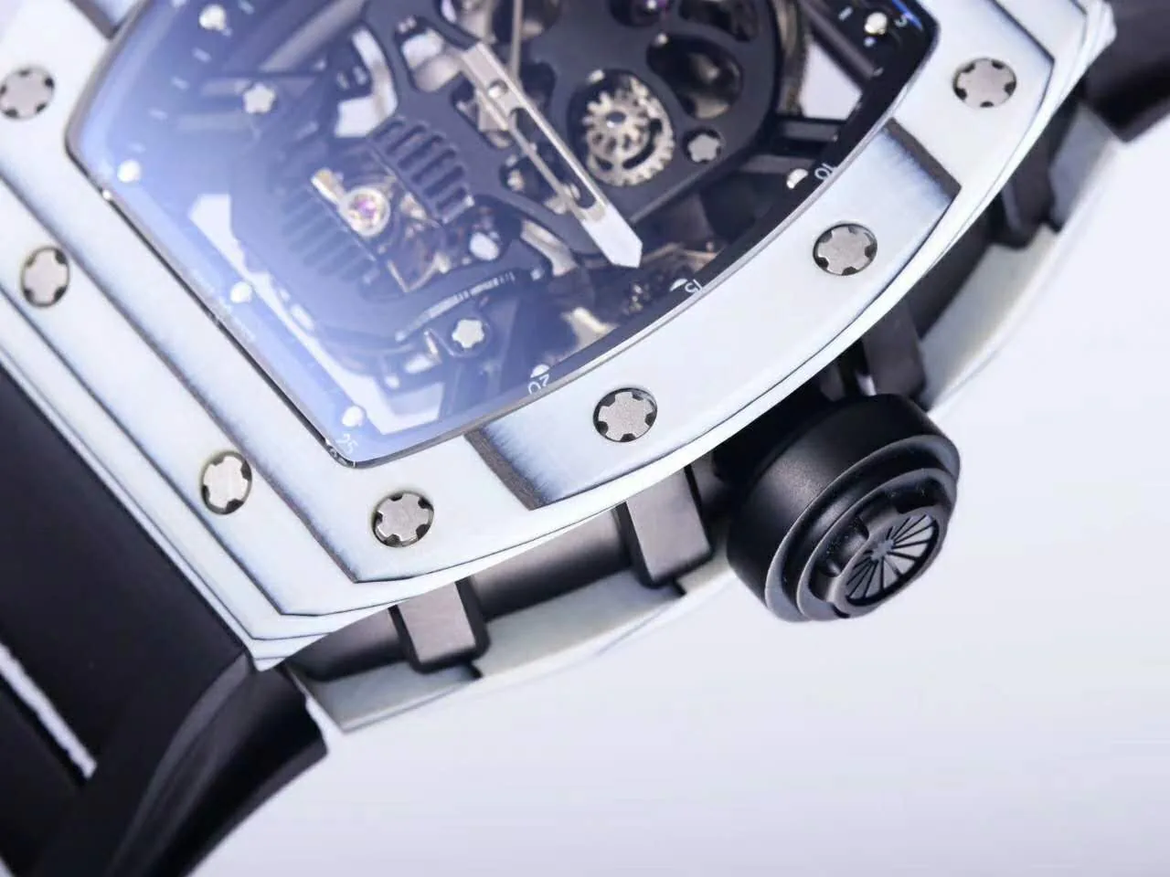 RM 052-01 Tourbillon Black Skull in weißem NTPT-Carbon – Bild 7