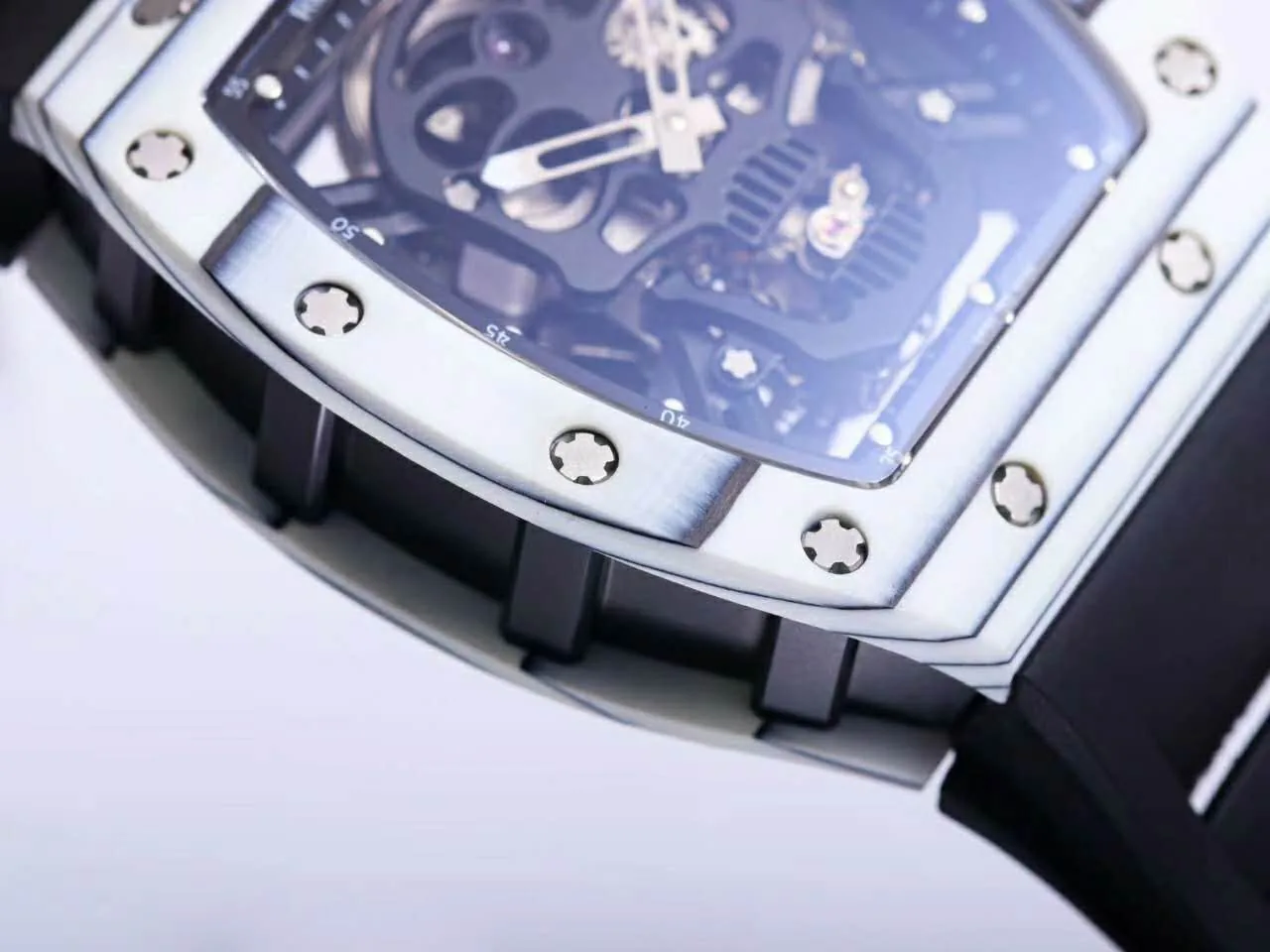RM 052-01 Tourbillon Black Skull in weißem NTPT-Carbon – Bild 5