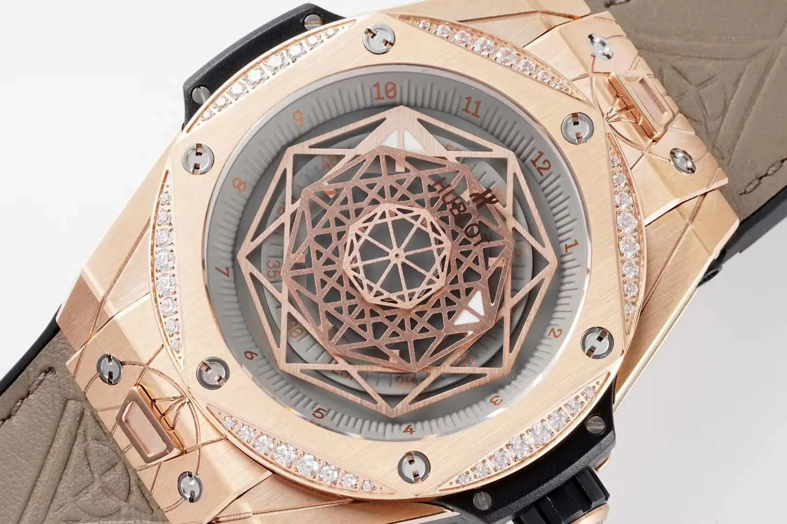 Big Bang Unico Sang Bleu in Roségold mit Diamantlünette am braunen Lederarmband – Bild 3