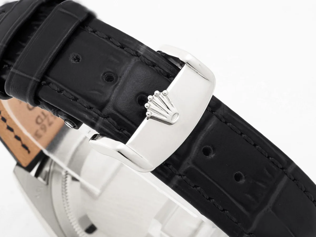 Day-Date 40 esfera azul hielo en oro blanco con correa de piel - Imagen 8