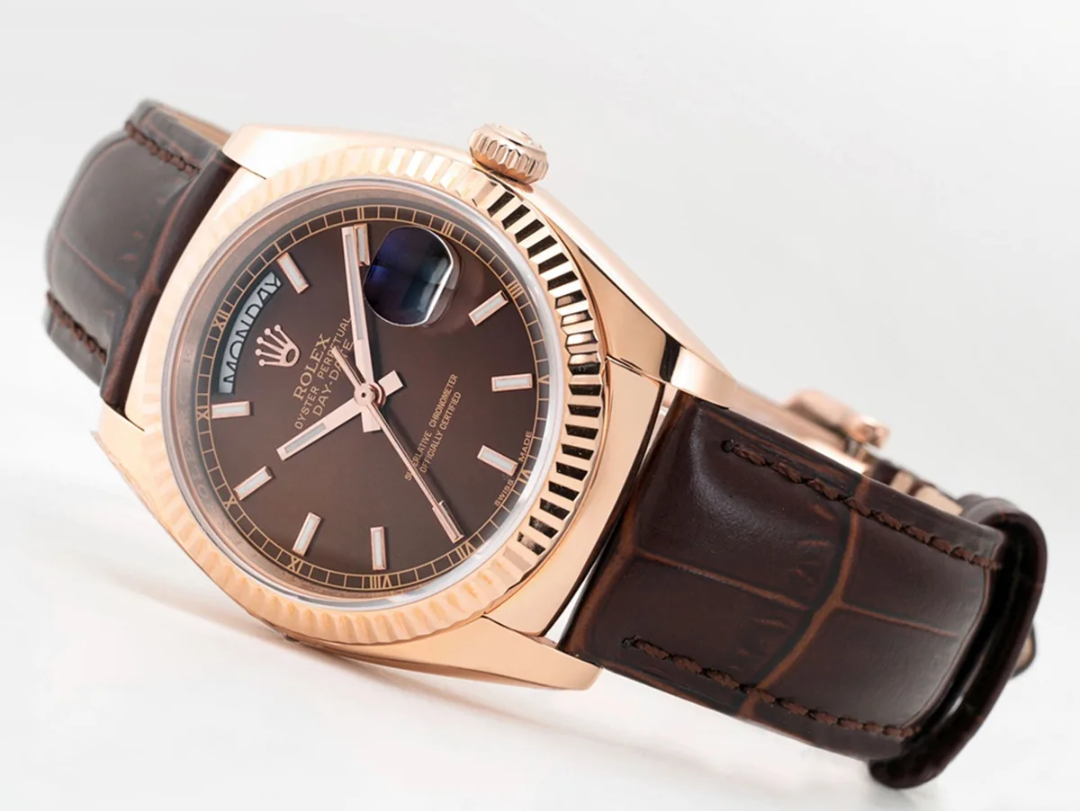 Day-Date 40 cadran marron en or rose sur bracelet en cuir – Image 2