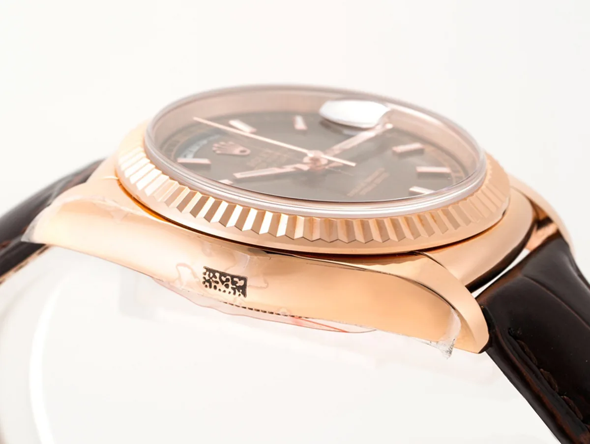 Day-Date 40 cadran marron en or rose sur bracelet en cuir – Image 4