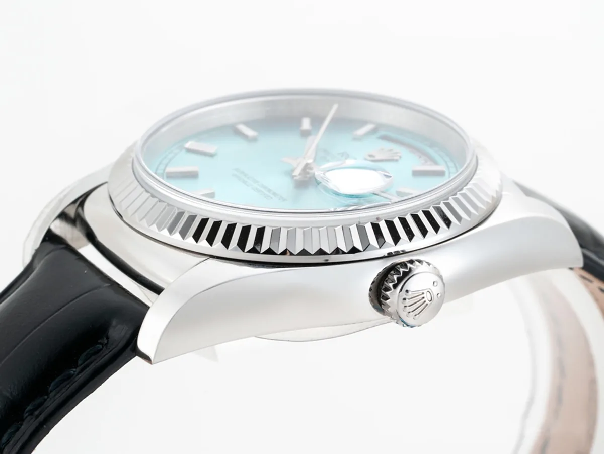 Day-Date 40 esfera azul hielo en oro blanco con correa de piel - Imagen 5