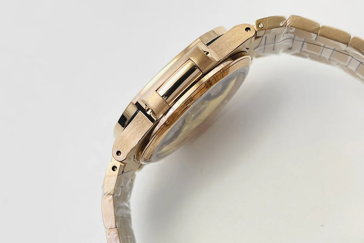 Nautilus 7118 White Dial with Diamond Markers