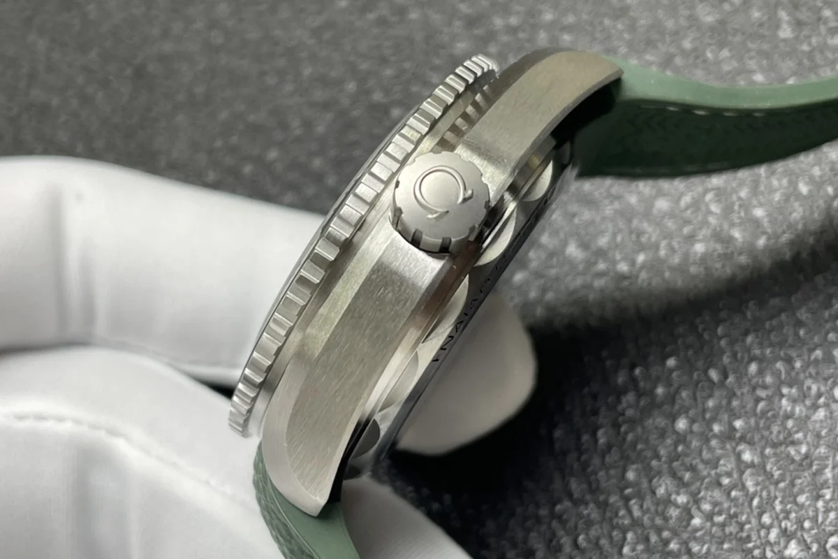 Seamaster Planet Ocean 600M 43.5mm White Dial Steel on Rubber Strap