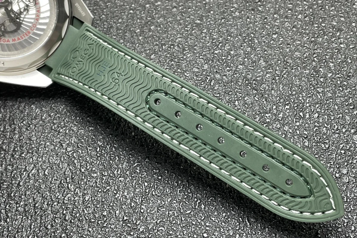 Seamaster Planet Ocean 600M 43.5mm White Dial Steel on Rubber Strap